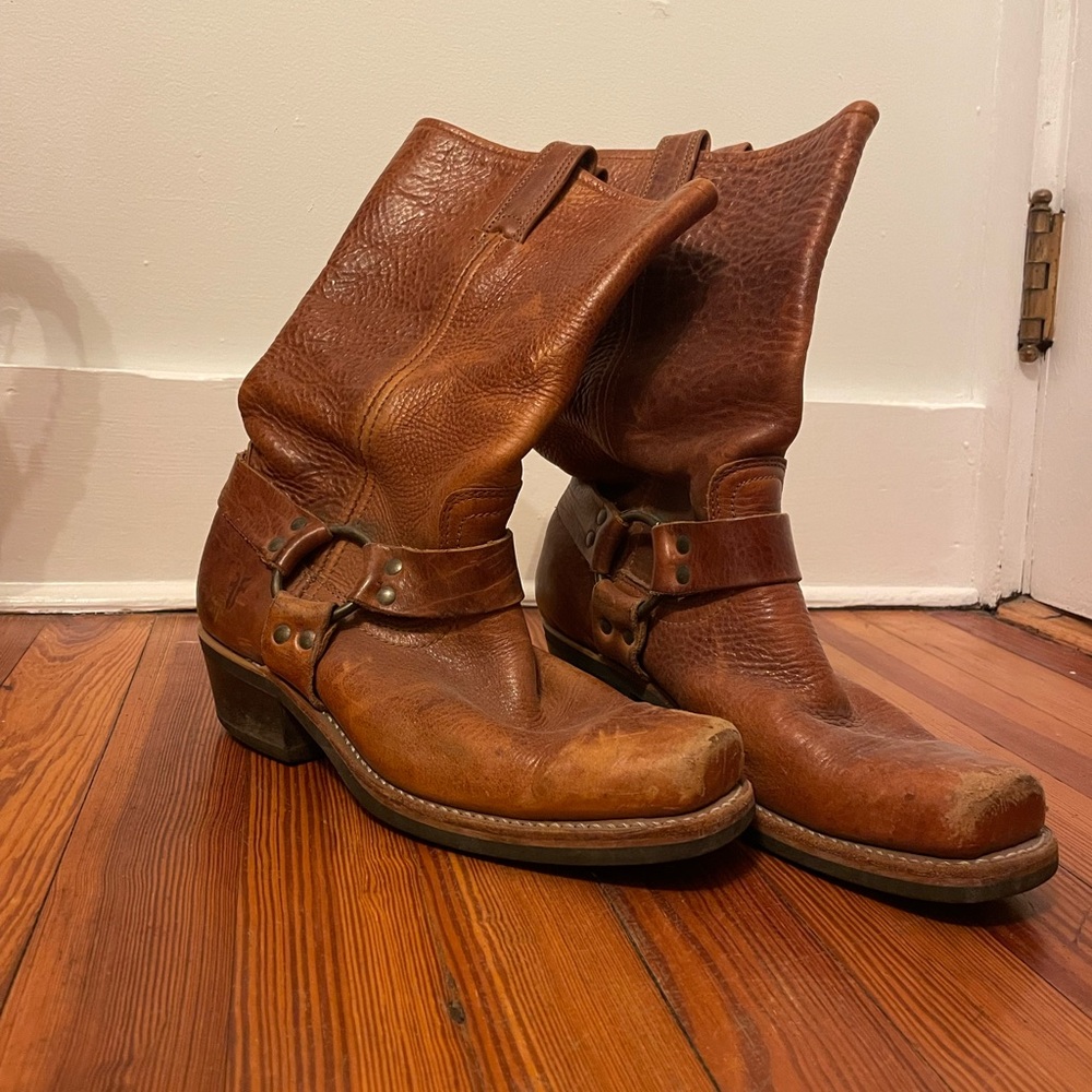 Frye original leather cowboy boot. Women 8.5.  Gently worn.